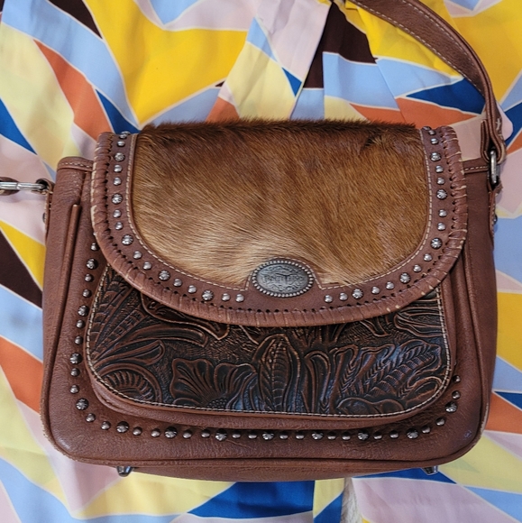 Trinity Ranch Crossbody 💛 - Picture 2 of 10